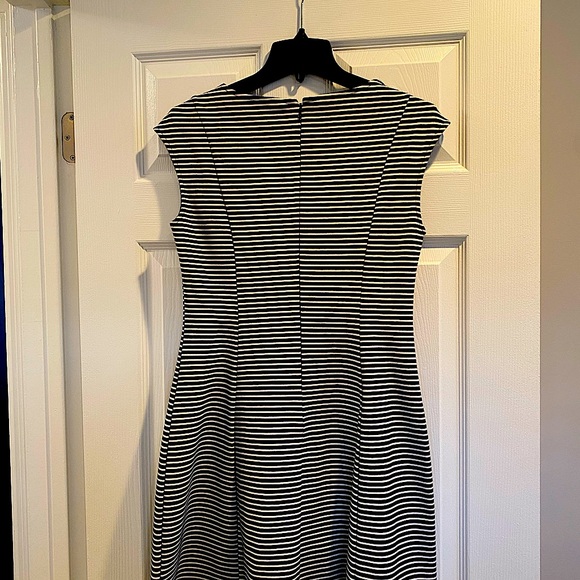 Black and white sleeveless dress from Gap. - Picture 2 of 2